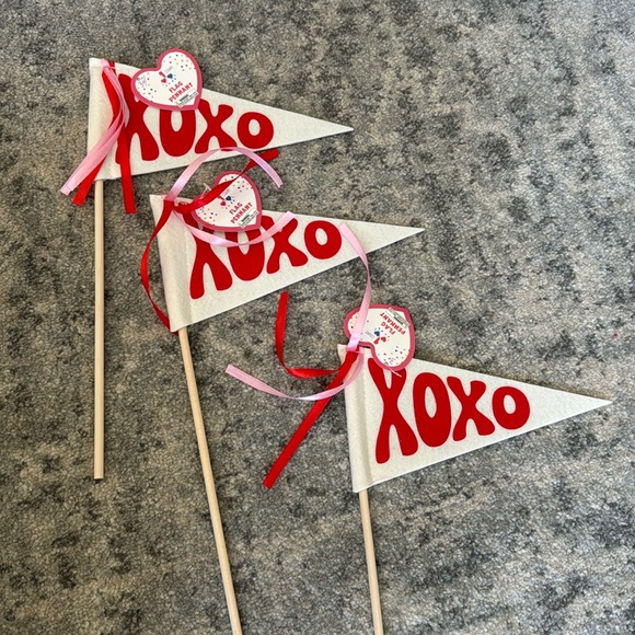 “XOXO” Flag Pennants - 3pcs - Picture 2 of 9
